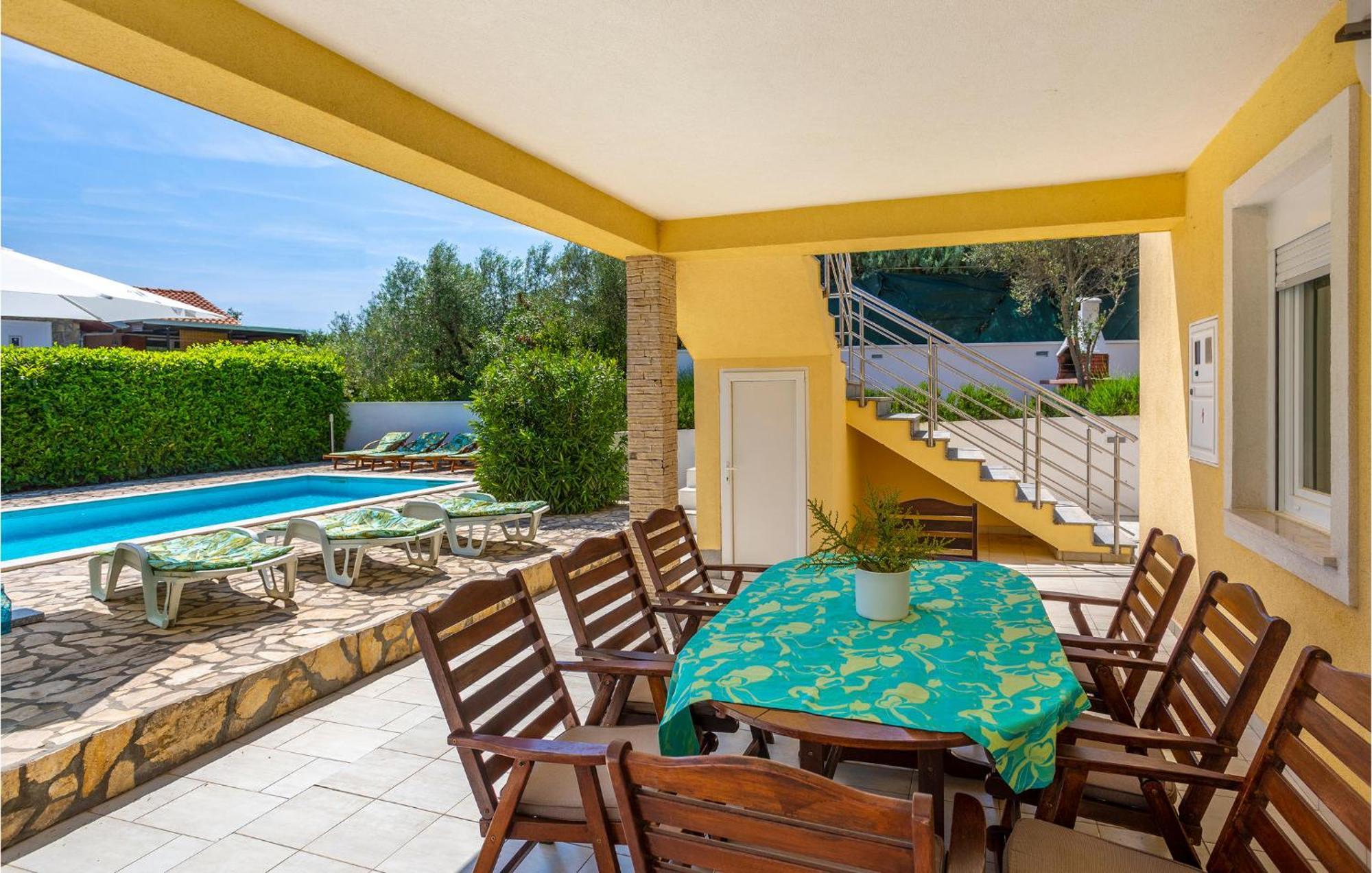 Awesome Home In Vrh With 5 Bedrooms, Wifi And Outdoor Swimming Pool Kültér fotó
